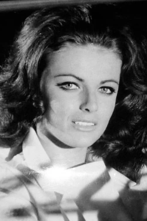 Helena Ronee interpretando a Titina