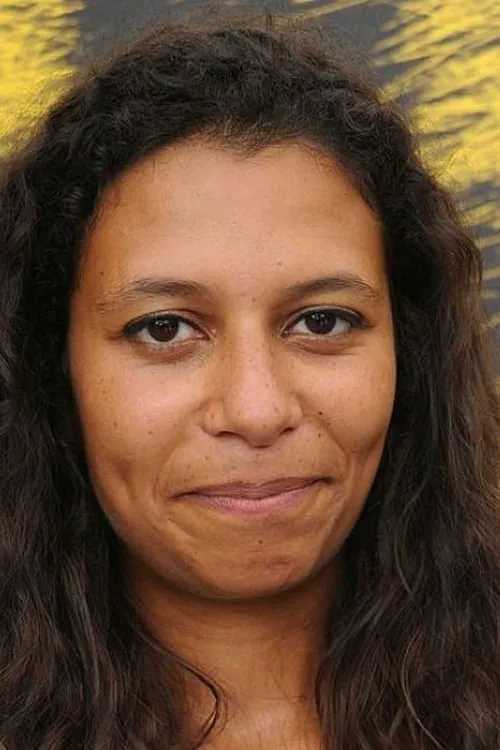 Hélène Cattet interpretando a Self