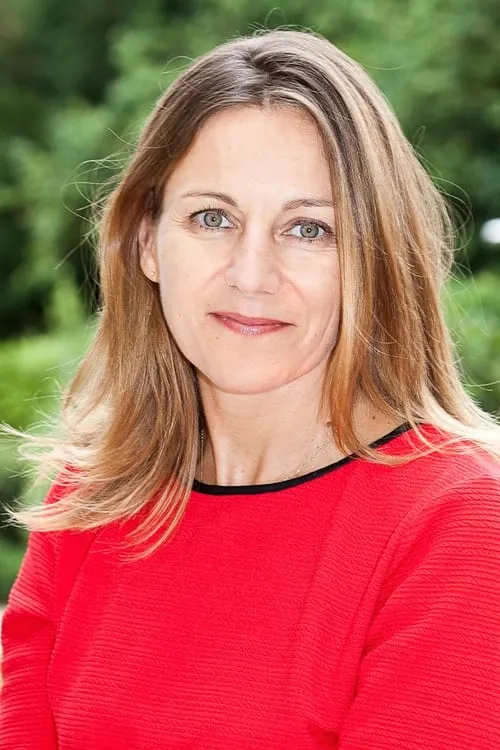 Hélène Courtois interpretando a Herself