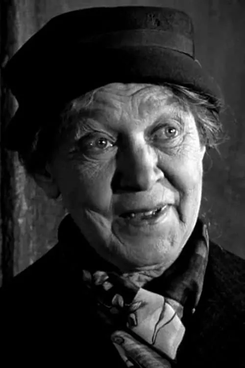 Hélène Dieudonné interpretando a Aline