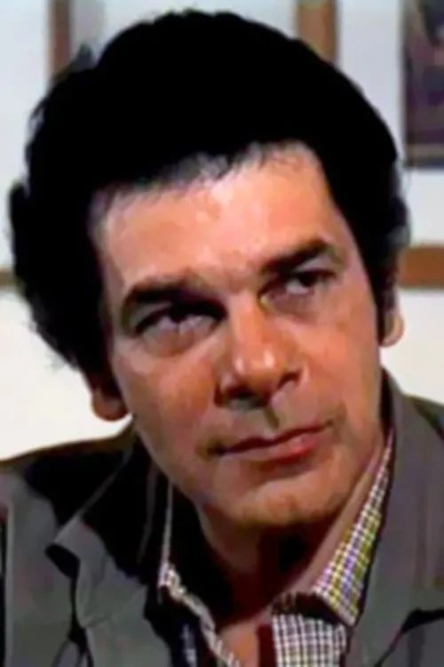 Hélio Porto interpretando a Silvio Almeida