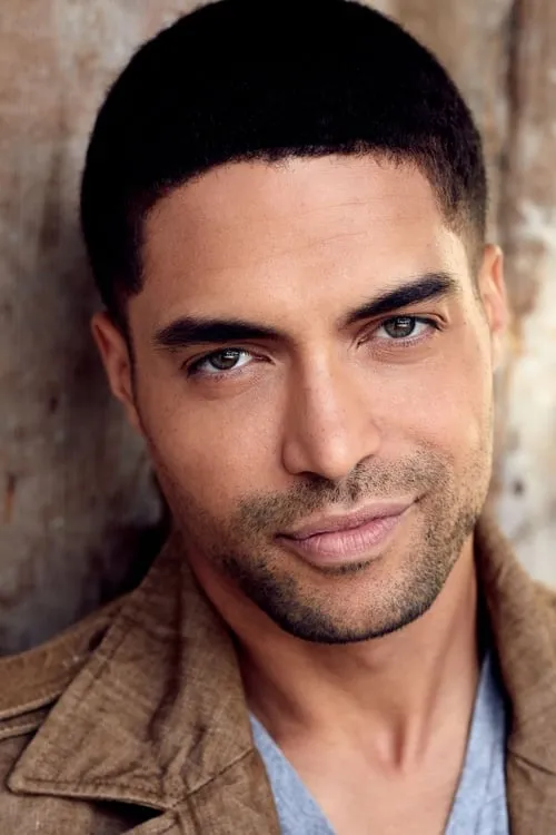 Henderson Wade interpretando a Officer Bayne