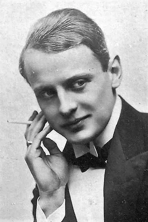 Henri Peters-Arnolds interpretando a Baron Percy