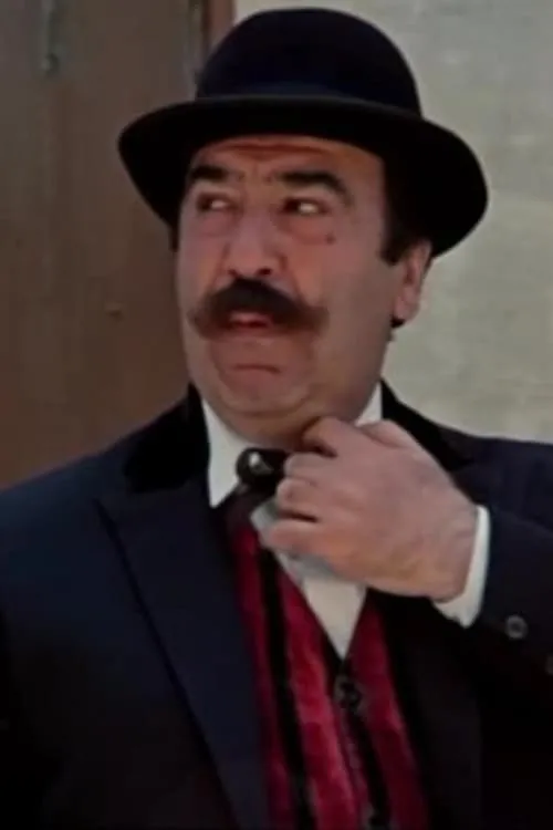 Henrik Alaverdyan interpretando a Director