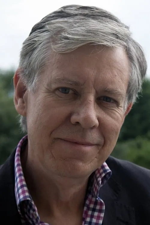 Henrik Ekman interpretando a Narrator (Voice)