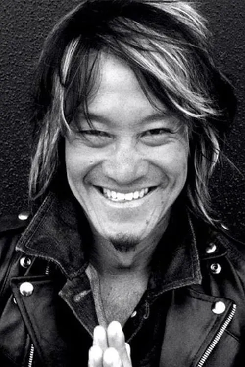 Henry Lee interpretando a Laran