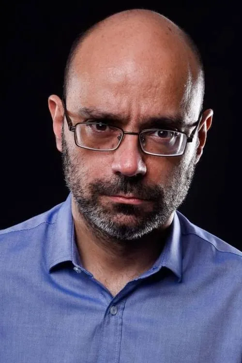 Hernán Migoya interpretando a Himself