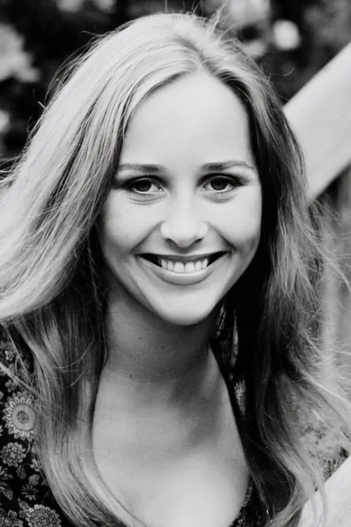 Hilary Dwyer interpretando a herself