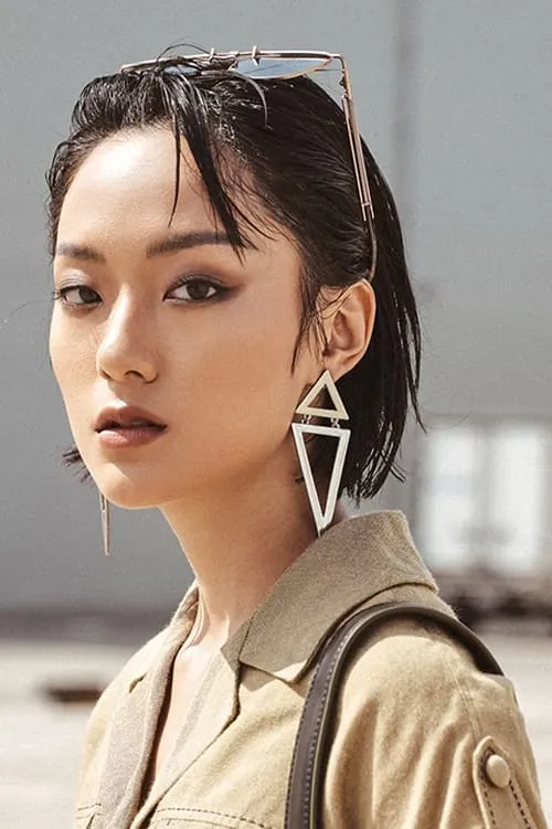 Adrian Nguyen ha trabajado con Hồ Thu Anh en 1 ocasiones