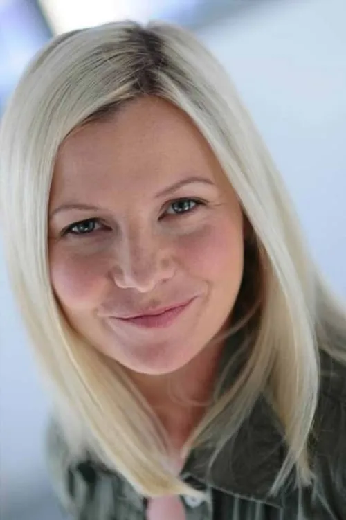 Holly Ferguson interpretando a Sam Staller