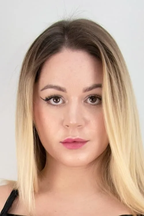 Holly Garner interpretando a