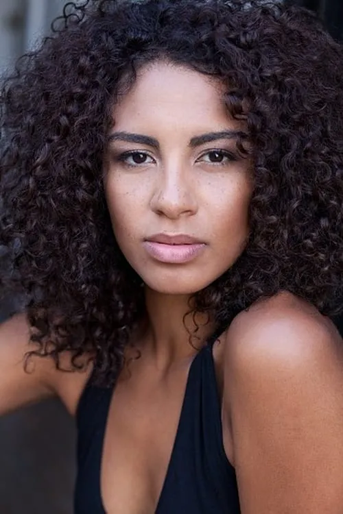 Holly Quin-Ankrah interpretando a Self