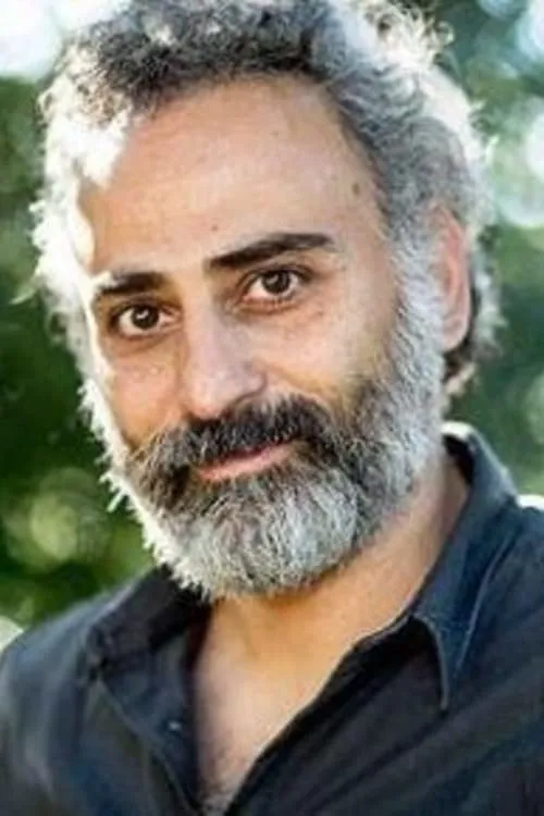 Hossein Taheri interpretando a Officer Caruso