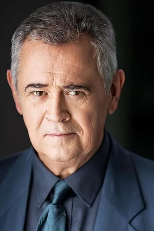 Howard Storey interpretando a Executive