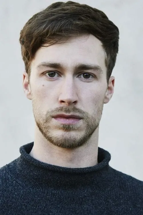 Hugo Bolton interpretando a James