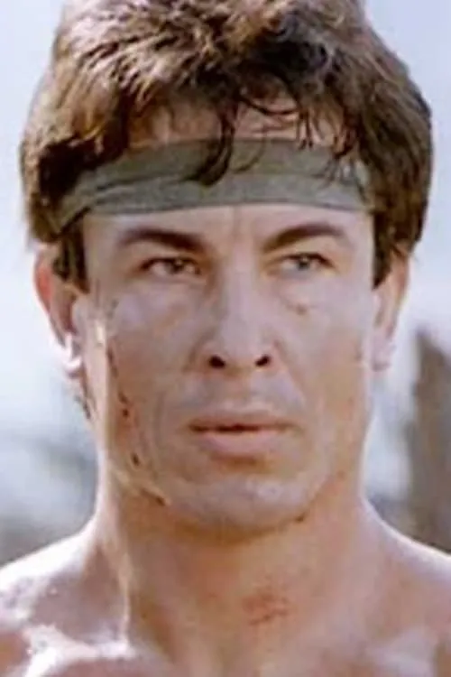 Hugo Quiril interpretando a Teniente Coronel Varela