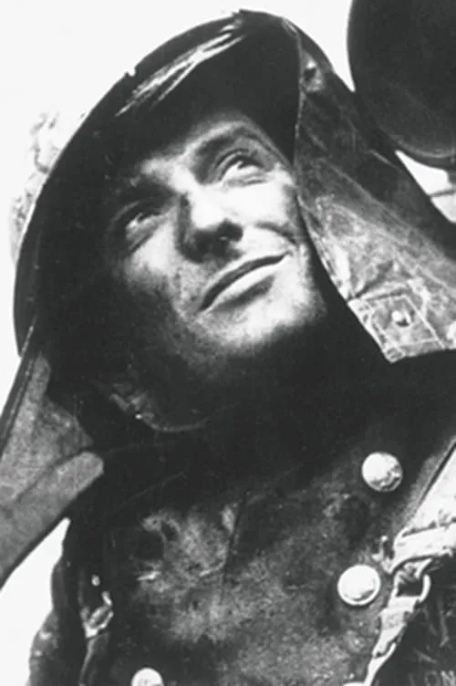 Humphrey Jennings interpretando a Self (archive footage)