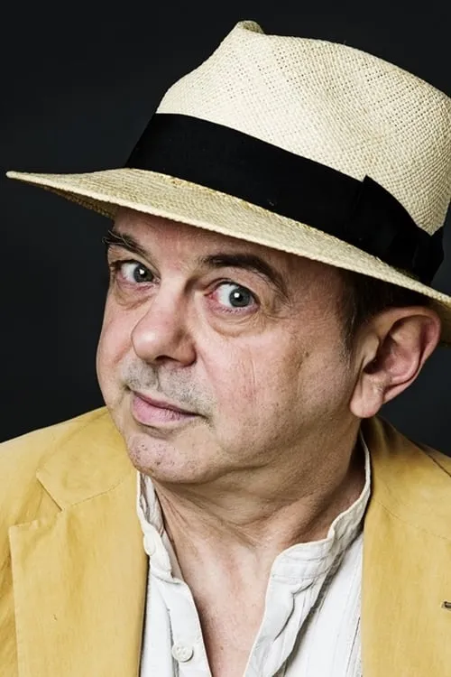 Hunter Tremayne interpretando a Trevor