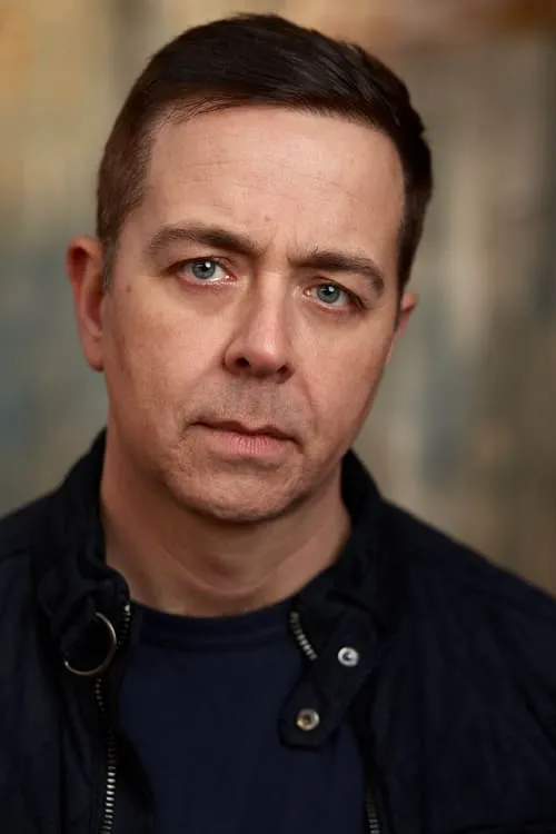 Iain Hoskins interpretando a Sabec