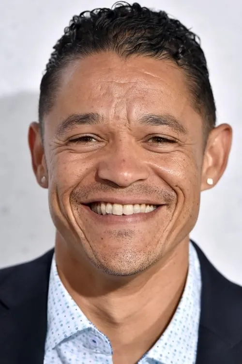 Ian Casselberry interpretando a Moya