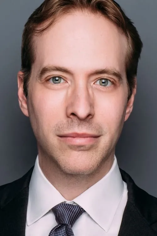 Ian Lowe interpretando a Brad