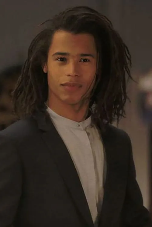 Idrissa Hanrot interpretando a Nestor