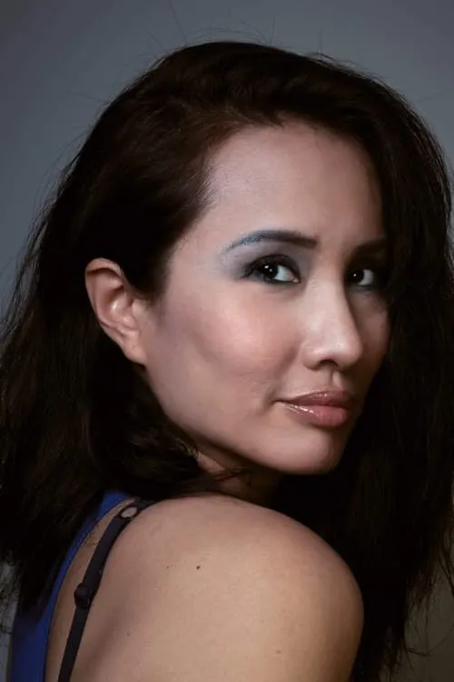 Iman Corinne Adrienne interpretando a Doreen Chua