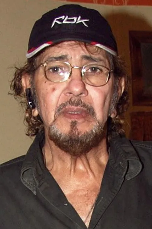 Imtiaz Khan interpretando a 