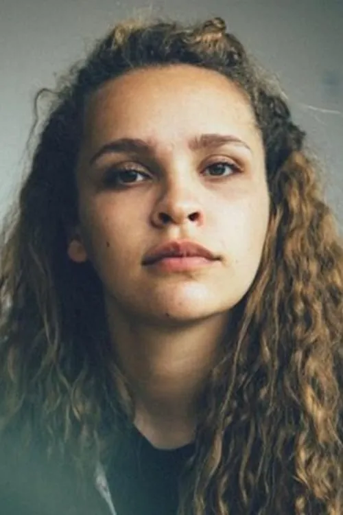 Iola Evans interpretando a Suri