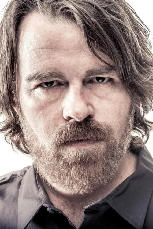 Ira Amyx interpretando a Phil