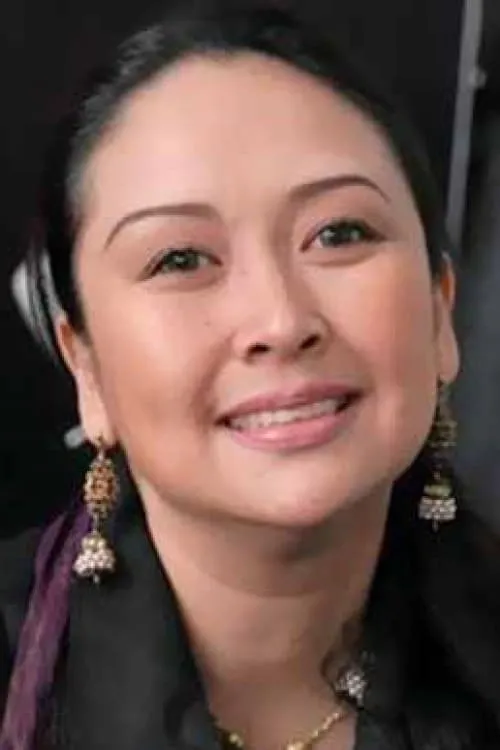 Ira Maya Sopha interpretando a Ibu Meara