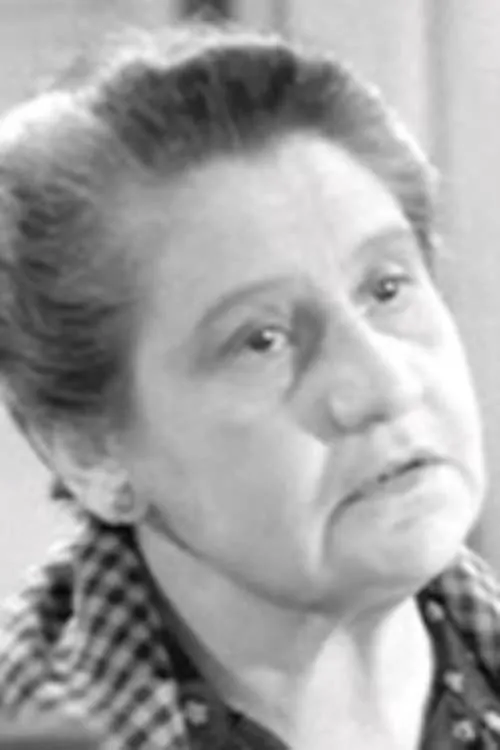 Irene Seidner interpretando a Mrs. Lazlow