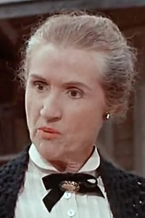 Irene Tedrow interpretando a Old Woman