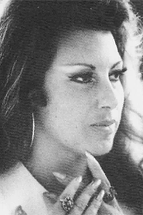 Irma Capece Minutolo interpretando a Marisa (segment 