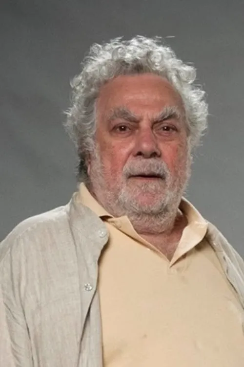 Isaac Bardavid interpretando a Diretor Magalhães