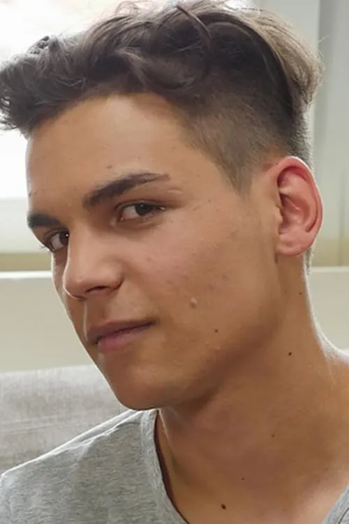 Isaac Esteban interpretando a