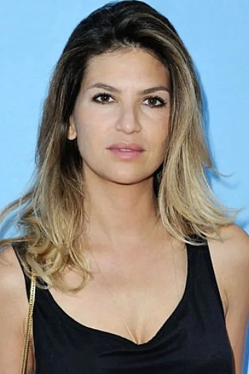 Isabelle Funaro interpretando a Athena Novotel