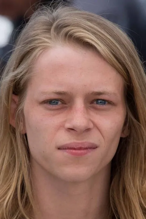 Isaiah Stone interpretando a Sonny