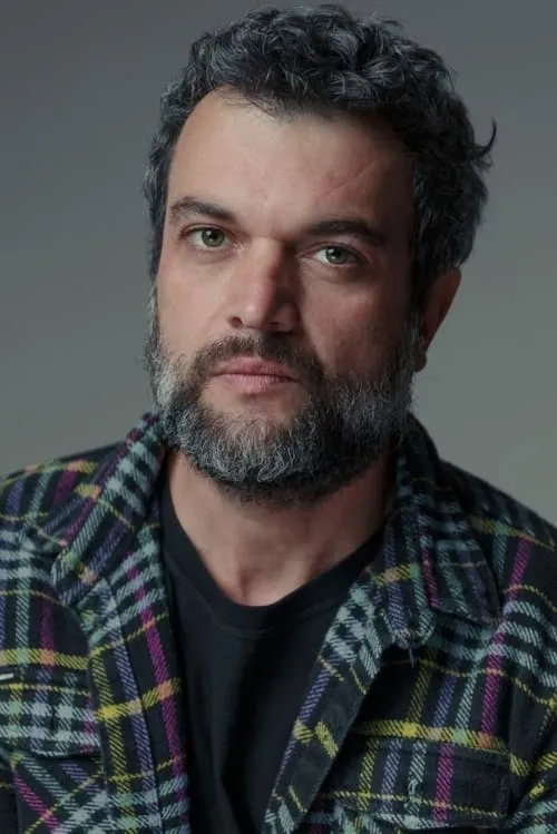 Ismael Caneppele interpretando a Julian