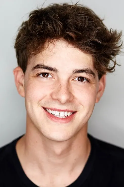 Israel Broussard interpretando a Marc
