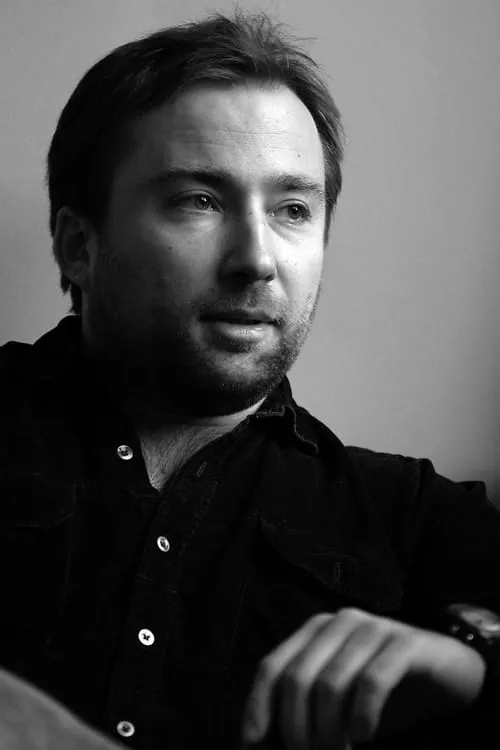 István Tasnádi interpretando a Robertson, the waiter