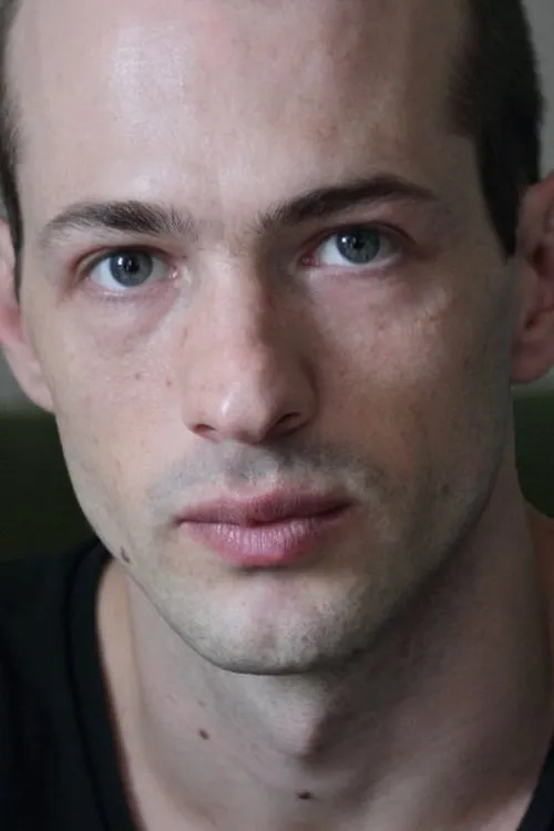 István Téglás interpretando a Luca Platici