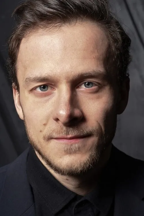 Иван Ивашкин interpretando a Romka