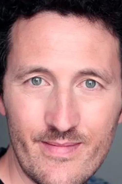 Iván Luis interpretando a Cristóbal (Camarero)