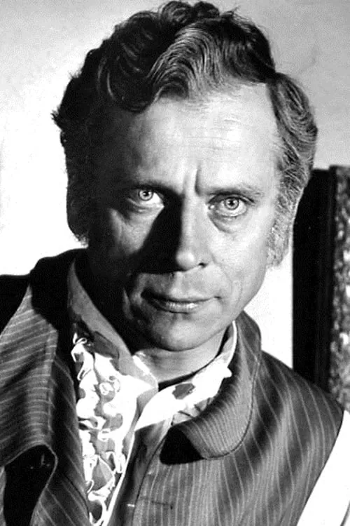 Ivan Triesault interpretando a Colonel Pavlec