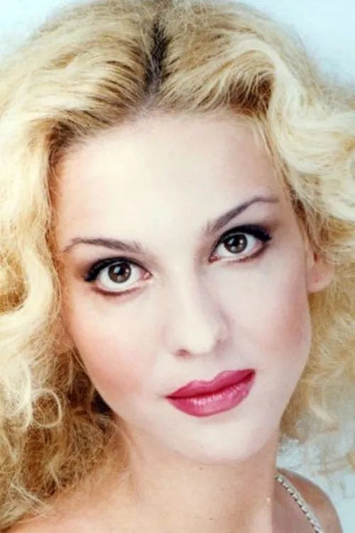 Ivana Mihić interpretando a Cora / Niki