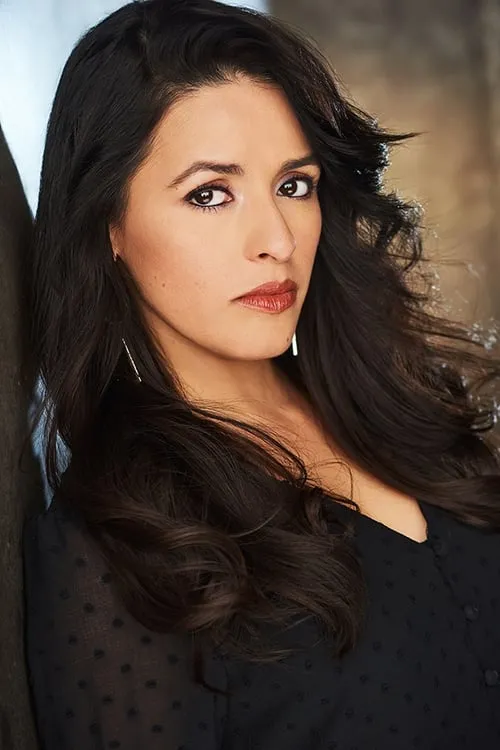 Ivon Millan interpretando a Mia