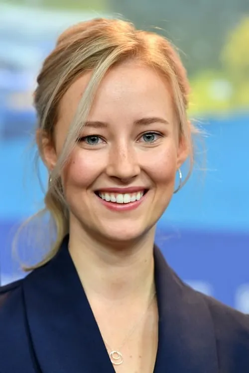 Izel Bezuidenhout interpretando a Poppie