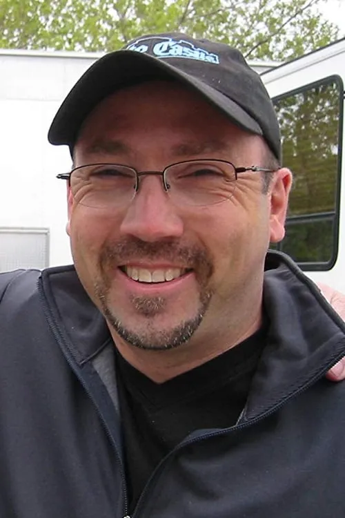 J. Miles Dale interpretando a Program Director