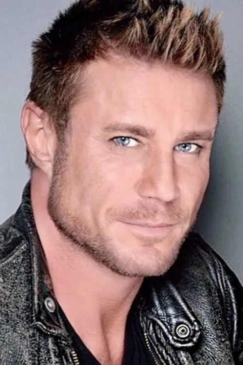 Jaason Simmons interpretando a Baz